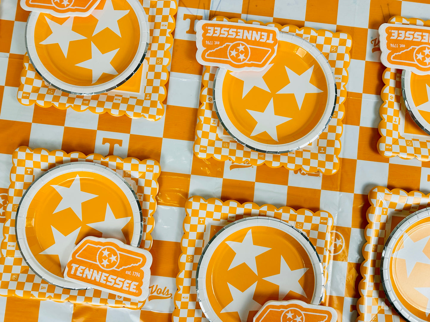 Tennessee Vols Tableware Set with 32 Plates, 16 Napkins and 1 Tablecloth (Serves 16)