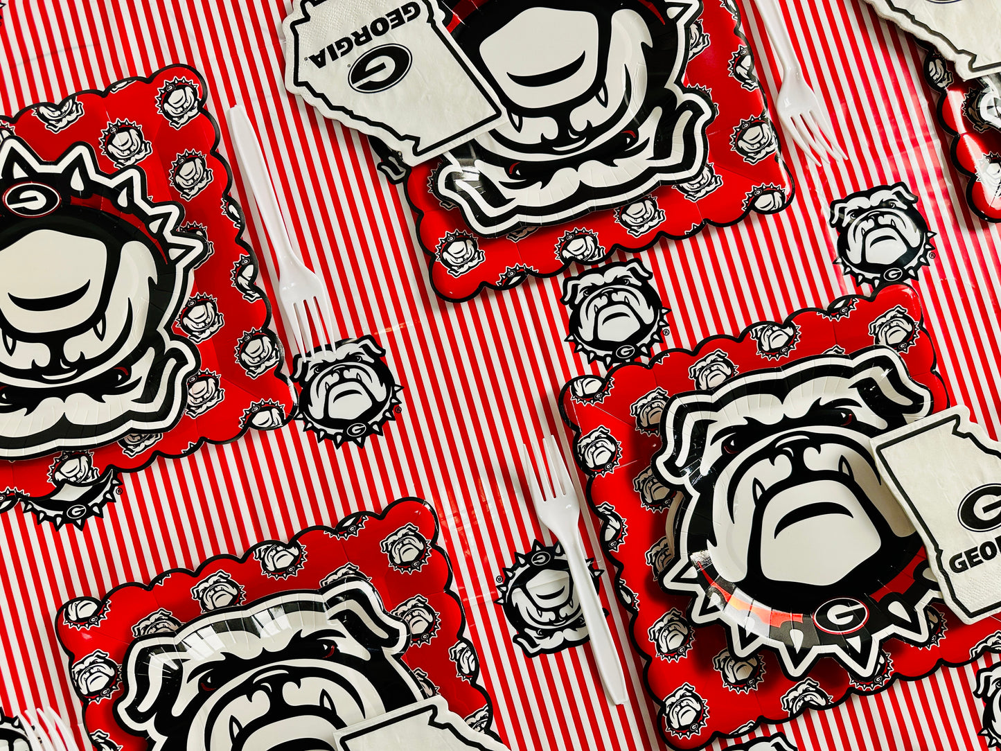 Georgia Bulldogs Tableware Set with 32 Plates, 16 Napkins and 1 Tablecloth (Serves 16)