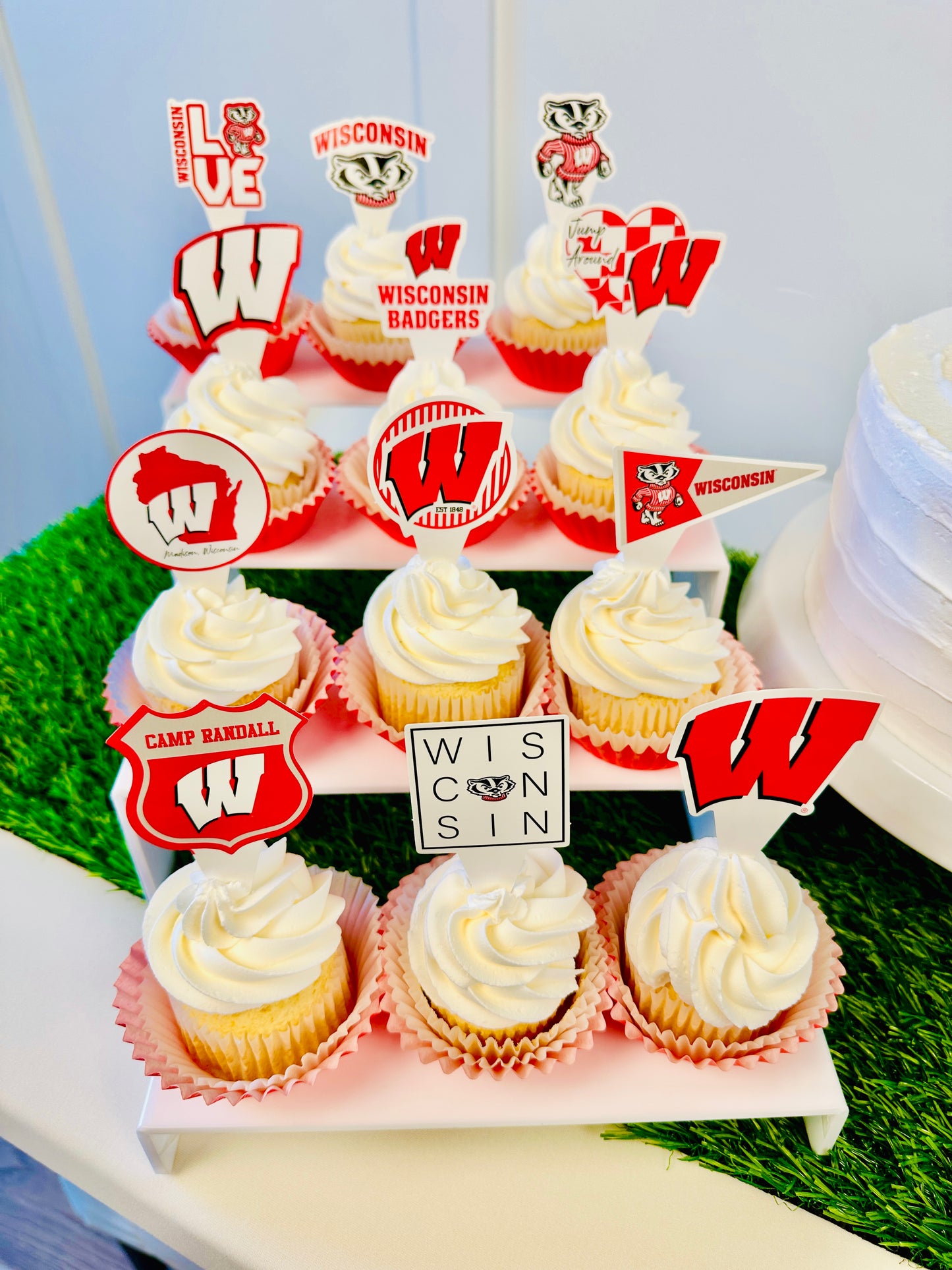 Wisconsin Badgers Cupcake Toppers (24 Pieces)